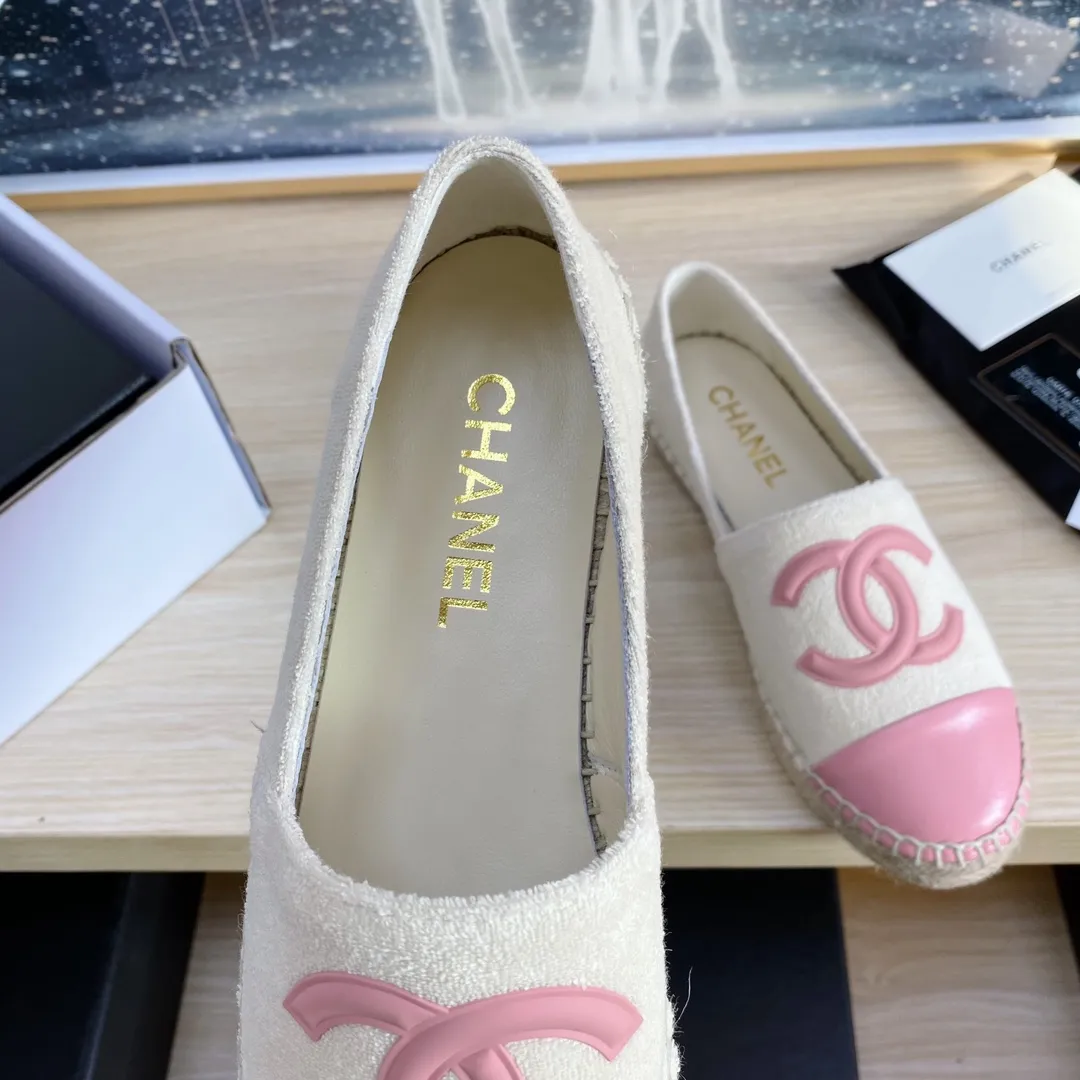 👟👟Ex-factory price 440👟👟 24s new color Chanel ✈️2023s spring and summer new fisherman shoes 😍😍Taikoo Hui purchased three pairs of original development 🐂🐂with purchasing white double-layer outer packaging 🤩Original one-to-one shipment ❗️❗️Code number: 34-42 (34 41 42 customized)